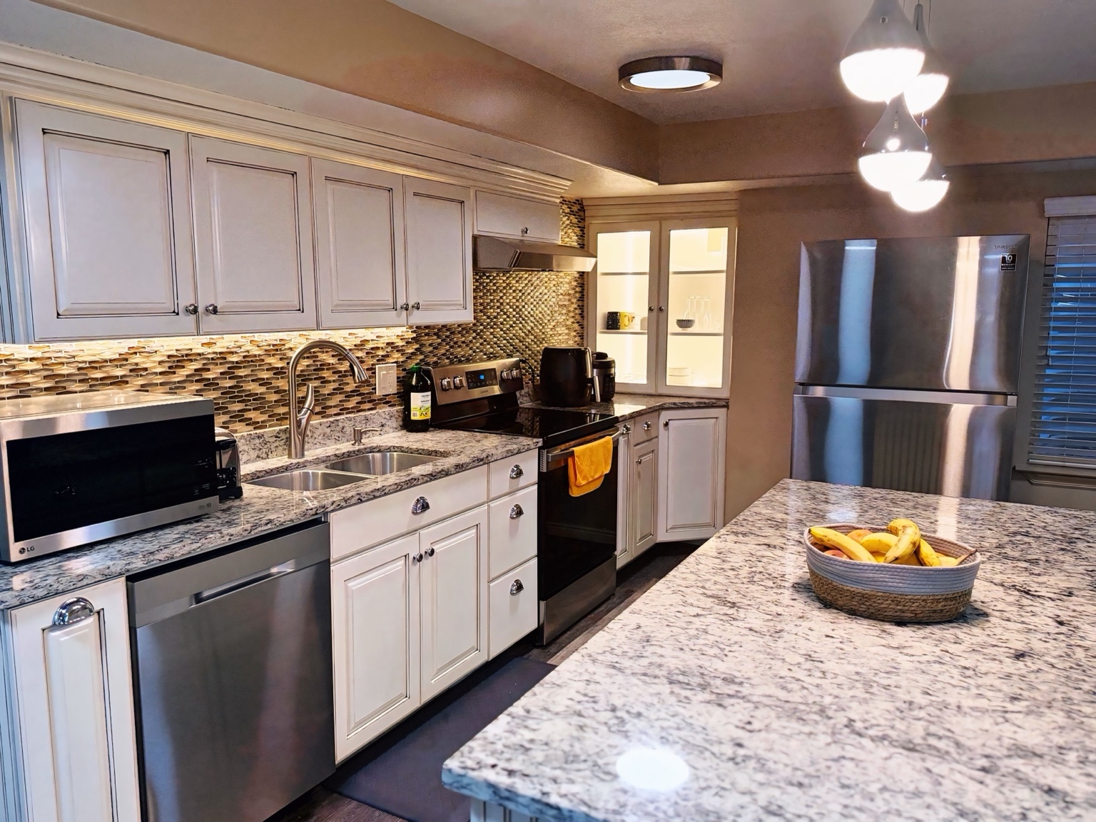 Brillax clean white kitchen